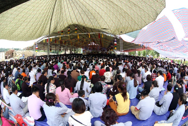 Những khoảnh khắc xúc động trong lễ Vu Lan ở Tây Thiên - 15 Hàng ngàn người cùng trang nghiêm cầu nguyện.