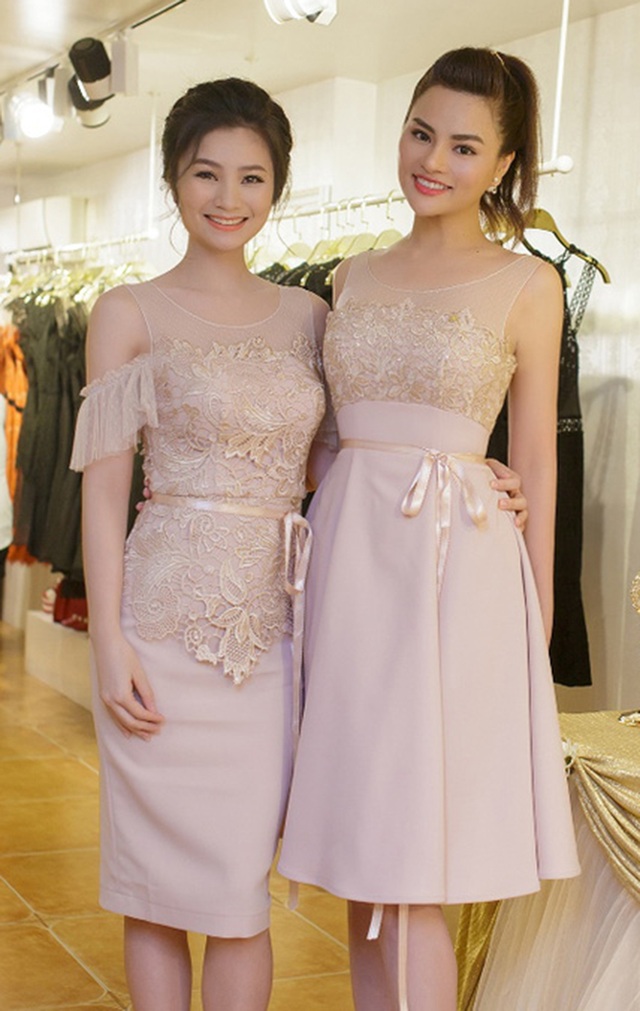 Tình bạn 20 năm của Vũ Thu Phương và Diệu Hương - 2 Nữ diễn viên “Giao lộ định mệnh” xuất hiện vô cùng trẻ trung và quyến rũ trong các trang phục do mình thiết kế. Còn Diệu Hương cũng tỏ ra không hề thua kém cô bạn thân khi diện đồ đôi body dù cũng là bà mẹ hai con.
