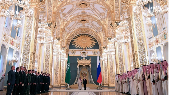 Những kỳ nghỉ xa hoa của vua Salman - 1 Vua Salman diện kiến Tổng thống Nga Putin tại điện Kremlin