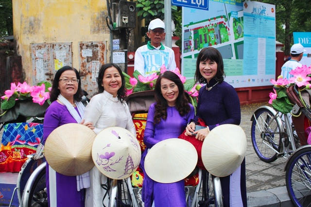 Độc đáo không gian “Vườn áo dài” bên dòng sông Hương - 13 Đến với vườn áo dài các du khách mặc áo dài sẽ được xích lô chở đi tham quan miễn phí một vòng quanh TP Huế
