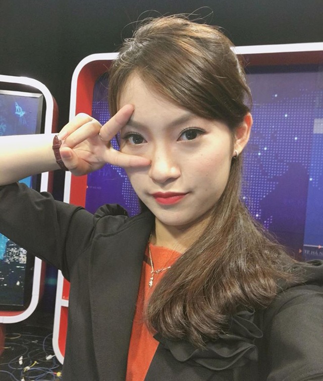 Nữ sinh "nhại 7 thứ tiếng" bất ngờ trở thành MC thời sự ở tuổi 18 - 2 Khánh Vy chia sẻ hình ảnh của cô tại trường quay ngày hôm qua. Lúc này, nhiều bạn bè gần xa mới biết rằng Vy đã trở thành MC truyền hình.