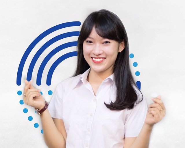 Nữ sinh "nhại 7 thứ tiếng" bất ngờ trở thành MC thời sự ở tuổi 18 - 1
Trước đó, tháng 2/2016, Khánh Vy bắt đầu nổi tiếng trên mạng nhờ clip nhại 7 thứ tiếng rất hài hước và thú vị.