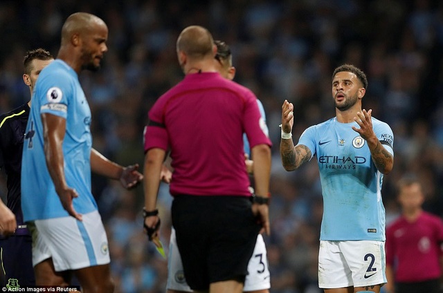 Man City 1-1 Everton: Rooney mở tỉ số, Sterling cứu chủ nhà - 2
Walker (phải) nhận thẻ đỏ ở phút 43, một quyết định cũng hơi nặng của trọng tài