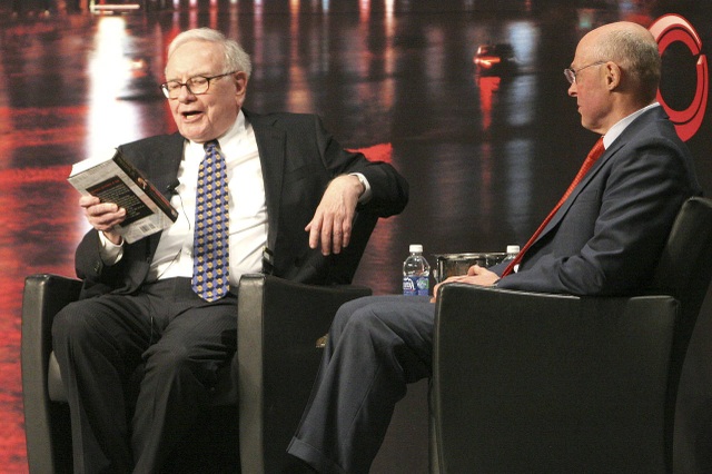 Thói quen hằng ngày kì lạ của 6 tỷ phú thế giới - 2
Tỷ phú Warren Buffett dùng 80% thời gian trong ngày để đọc sách. (Nguồn: The Wall Street Journal)