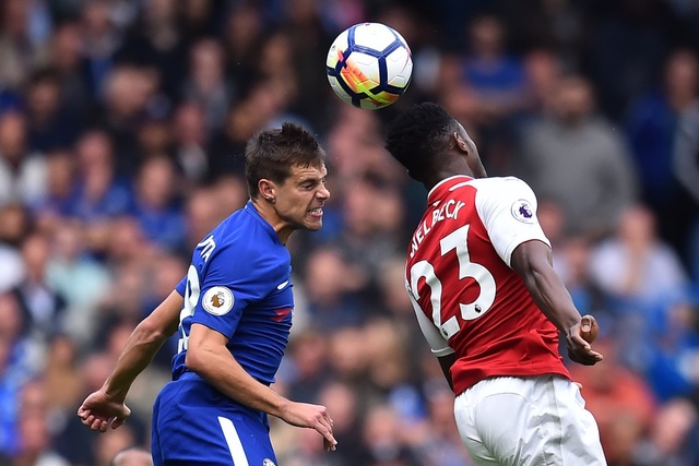 Chelsea 0-0 Arsenal: Chia điểm nhạt nhòa - 7
Pha không chiến giữa Azpilicueta (trái) và Welbeck (phải)