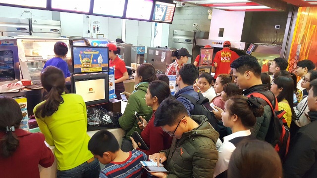 Bất chấp mưa to, Isaac, Emily, Hạnh Sino vẫn hết mình cùng khán giả Thanh Hoá - 11 Bất chấp mưa to, Isaac, Emily, Hạnh Sino vẫn hết mình cùng khán giả Thanh Hoá - 11