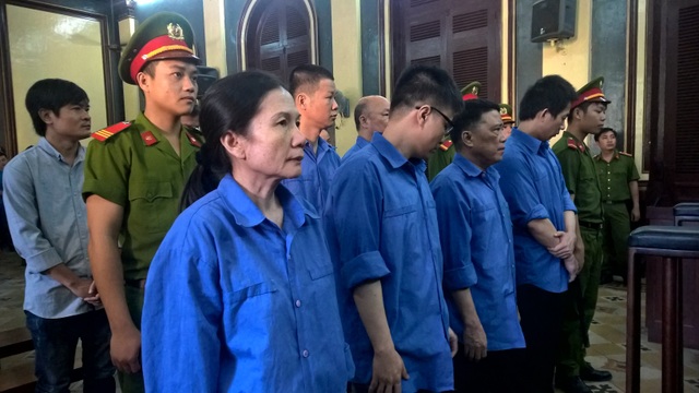 Nữ giám đốc ngân hàng chiếm đoạt 2.660 lượng vàng - 1 Bị cáo Nguyễn Thị Hoàng Oanh (bìa trái)