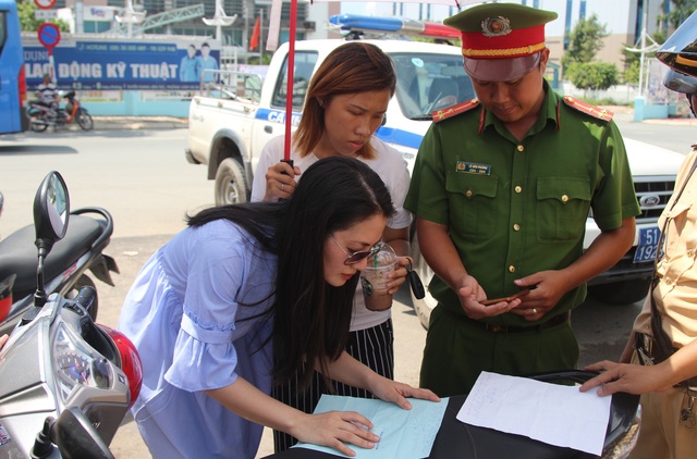 Vi phạm giao thông, diễn viên Ngọc Lan được người thân tiếp nước, che dù…ký biên bản - 2 Diễn viên Ngọc Lan bị CSGT Rạch Chiếc lập biên bản vi phạm.