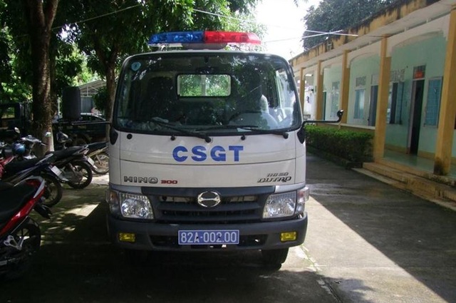 Khởi tố vụ án ném vỡ kính xe tuần tra của CSGT - 1 Xe tuần tra của lực lượng cảnh sát giao thông Kon Tum bị ném vỡ kính