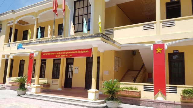 Vụ cán bộ xã đi nghỉ mát trong ngày làm việc: Sẽ xem xét kỷ luật - 1 Trụ sở xã Dương Hòa cửa đóng then cài trong ngày làm việc giữa tuần 12/7...