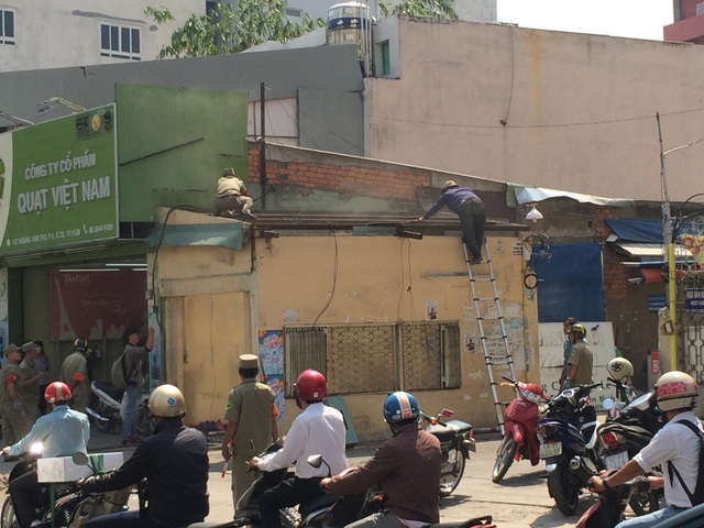 “Mềm mỏng” xử lý vi phạm vỉa hè - 4 Căn nhà lấn chiếm hẻm nhiều năm được tháo dỡ