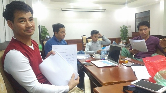 Hé lộ những hình ảnh đầu tiên của Táo Quân 2017 - 3 Tất cả các nghệ sĩ đã chuẩn bị tinh thần cho những ngày thâu đêm tập Táo quân sắp tới.