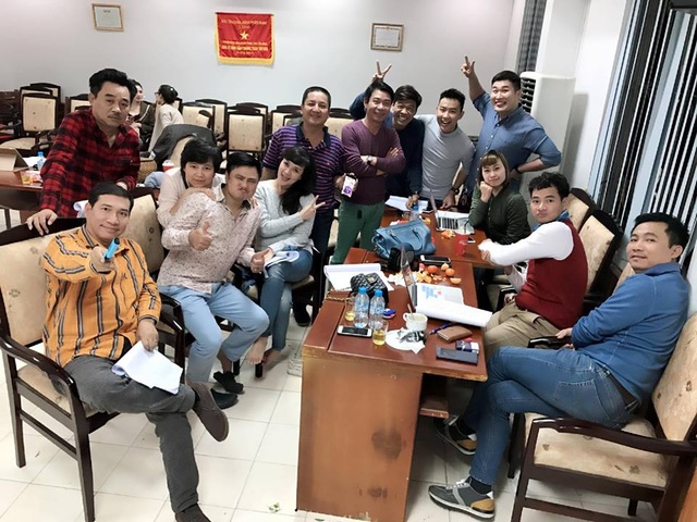 Hé lộ những hình ảnh đầu tiên của Táo Quân 2017 - 1 Đạo diễn, nghệ sĩ, diễn viên và thư ký trong buổi đầu tập Táo Quân 2017.