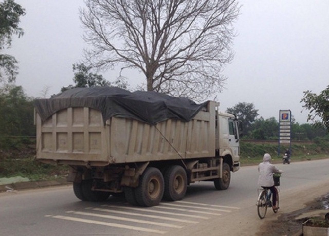 Đình chỉ nhóm thanh tra giao thông nghi nhận hối lộ - 1 Xe quá tải đang là vấn đề gây bức xúc tại Quảng Bình. (Ảnh CTV)
