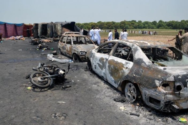 Nhiều xe ô tô và xe mô tô cũng bị hư hỏng nặng sau vụ xe chở dầu phát nổ (Ảnh: Reuters)