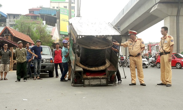Hà Nội sẽ cấm sử dụng xe ba bánh để chở hàng - 2 Hà Nội đang xây dựng lộ trình, biện pháp để hạn chế, tiến tới cấm sử dụng xe ba bánh vận tải hàng hóa.