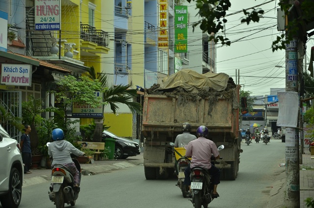 Dân kêu trời vì “hung thần” xe ben tung hoành giữa ban ngày - 5
Một chiếc xe ben chở bùn đất chạy vào tuyến đường số 9 trong khu dân cư thuộc phường 4, quận 8 ngay giữa ban ngày