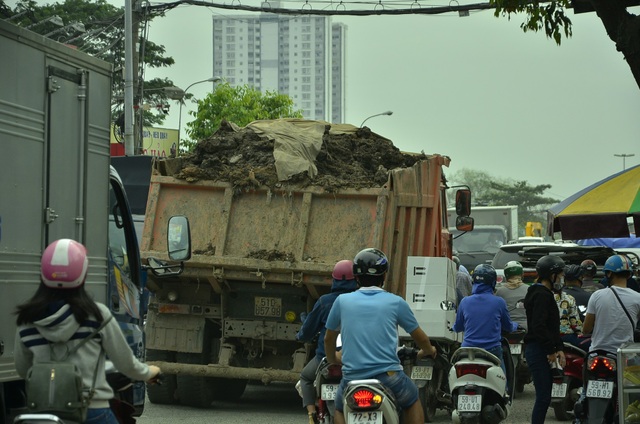 Dân kêu trời vì “hung thần” xe ben tung hoành giữa ban ngày - 4 Mỗi xe đều chở bùn đất cao quá thùng xe và che đậy rất sơ sài