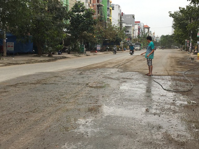 Dân kêu trời vì “hung thần” xe ben tung hoành giữa ban ngày - 9
Người dân phải xịt nước để giảm bụi sau khi xe ben chạy qua