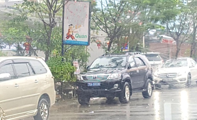 Xe biển xanh đậu trước quán nhậu trong giờ làm việc - 1 Xe biển xanh đậu trước quán nhậu trong giờ làm việc - 1