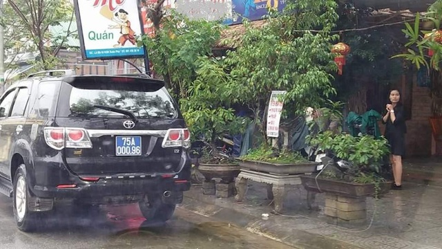 Xe biển xanh đậu trước quán nhậu trong giờ làm việc - 2
Chiếc xe biển xanh đậu nhiều giờ trước quán nhậu Q.M. trong giờ hành chính.