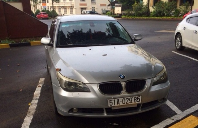 Tạm giữ xe BMW nghi nhập lậu, sử dụng giấy tờ giả - 1
Chiếc xe BMW đang được tạm giữ để điều tra (ảnh CTV)