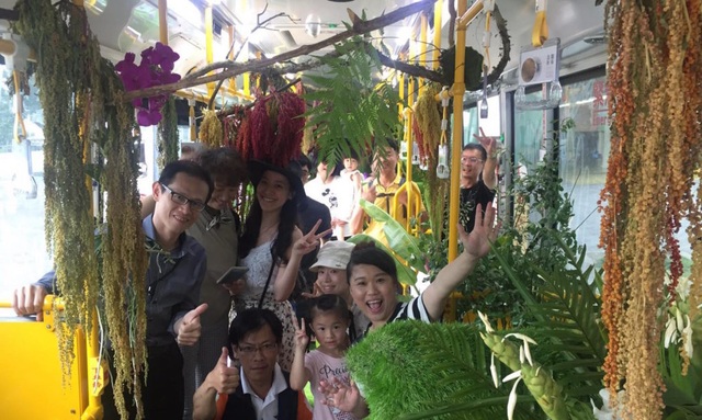 Du khách ngạc nhiên với kiểu “xe bus rừng xanh” độc đáo ở Đài Loan - 7 Hành khách đầu tiên chụp hình kỷ niệm