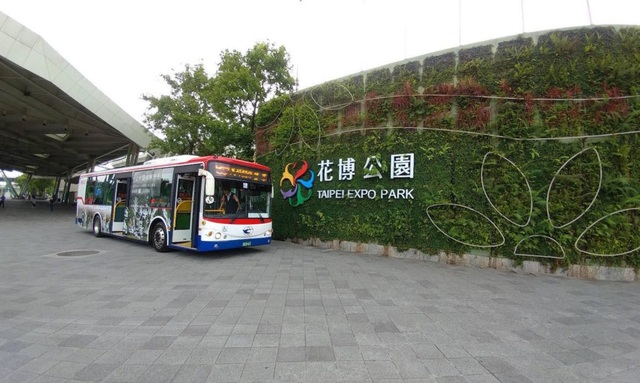 Du khách ngạc nhiên với kiểu “xe bus rừng xanh” độc đáo ở Đài Loan - 1 Tuyến xe số 203 được phủ xanh chạy thử nghiệm đầu tiên ở Đài Loan