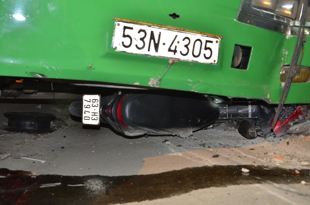 Xe buýt lao thẳng vào nhà dân, hàng chục khách hốt hoảng - 2 Chiếc xe máy của nạn nhân bị cuốn vào gầm xe buýt
