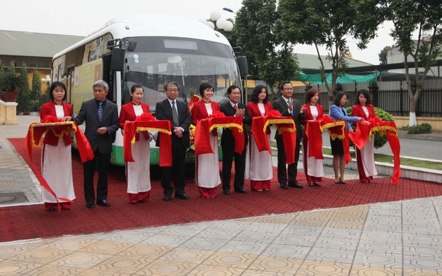 Đưa xe buýt điện ra đảo chở khách miễn phí - 2
Cắt băng khánh thành đưa xe điện vào hoạt động, phục vụ miễn phí trên đảo Cát Bà