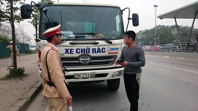 Hà Nội: Lái xe đi vào làn buýt nhanh “đổ lỗi” cho tắc đường - 2 Trường hợp xe chở rác bị xử lý vì đi vào làn của BRT.