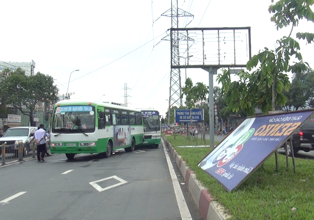 Tránh biển quảng cáo rơi trên đường, 2 xe buýt tông nhau - 1 Biển quảng cáo rơi bất ngờ khiến 2 xe đâm nhau