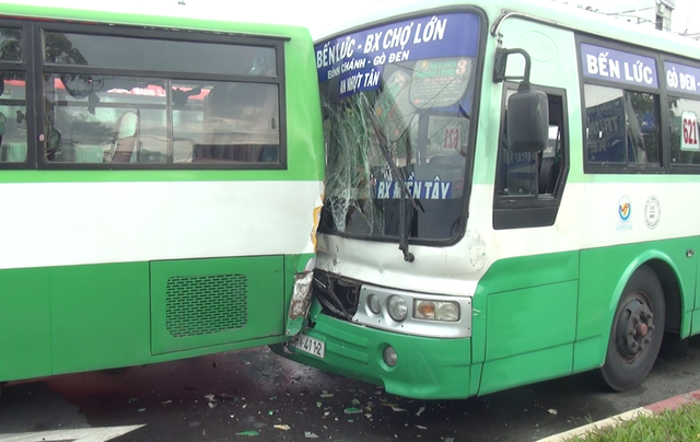 Tránh biển quảng cáo rơi trên đường, 2 xe buýt tông nhau - 2 Tránh biển quảng cáo rơi trên đường, 2 xe buýt tông nhau - 2