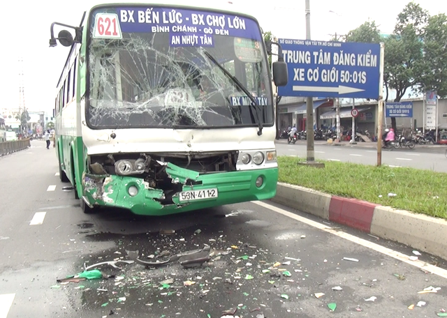 Tránh biển quảng cáo rơi trên đường, 2 xe buýt tông nhau - 3 Sự cố khiến 2 phương tiện đều bị hư hỏng