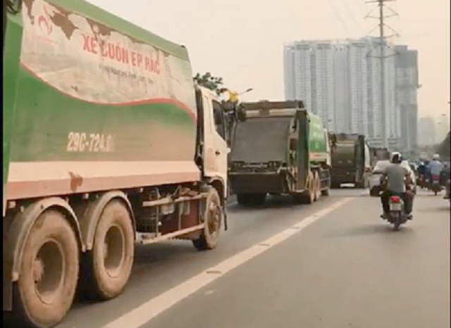 Hà Nội: 4 xe chở rác nối đuôi nhau đi vào làn xe buýt nhanh - 1 4 xe chở rác nối đuôi nhau di chuyển vào làn xe buýt nhanh BRT. (Ảnh cắt từ clip).