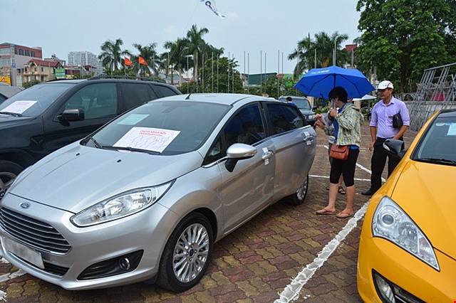 Xe giá rẻ ra đời ồ ạt, đại lý xe cũ sợ cái kết buồn cuối năm - 2 Dù những chiếc xe có giá dưới 500 triệu đồng, song không hẳn dễ bán trong thời điểm dòng xe giá rẻ đang cấp tập ra mắt tại Việt Nam