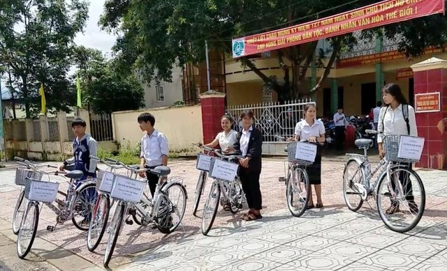 Giáo viên góp tiền mua xe đạp cho học sinh nghèo mượn để đi đến trường - 1
Những chiếc xe đạp đầu tiên được mua từ tiền quyên góp đã trao cho học sinh có hoàn cảnh khó khăn