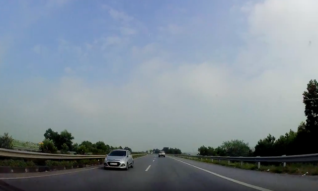 Chiếc xe đi ngược chiều trên cao tốc Nội Bài - Lào Cai