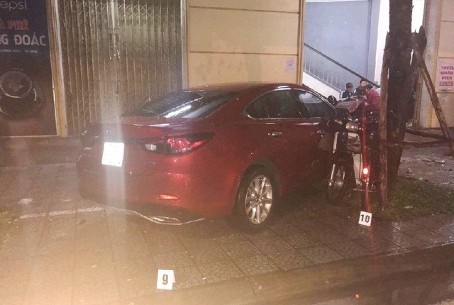 Xe Mazda tông liên tiếp nhiều phương tiện, nữ cử nhân báo chí thiệt mạng - 4 Xe Mazda gây tai nạn khi lao lên vỉa hè vào quán nhậu Hàng Đoác tông chết cựu nữ sinh viên báo chí