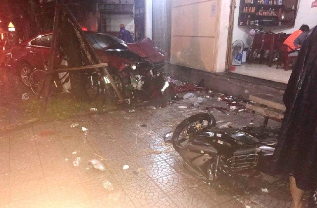 Xe Mazda tông liên tiếp nhiều phương tiện, nữ cử nhân báo chí thiệt mạng - 1 Hiện trường vụ tai nạn