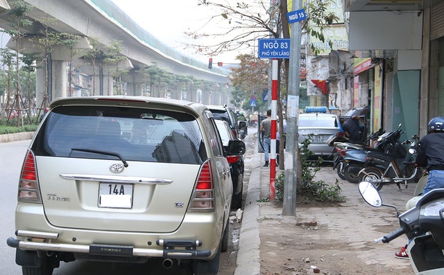 Hà Nội: Vỉa hè, lòng đường lại chật cứng "xế hộp" biển xanh, biển trắng - 9 Hàng loạt ô tô đõ dưới lòng đường trên phố Yên Lãng.