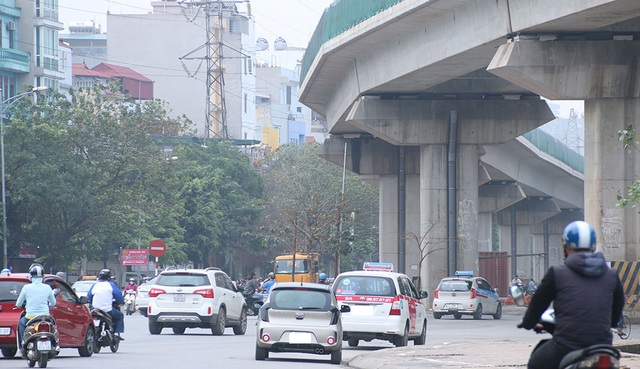 Hà Nội: Vỉa hè, lòng đường lại chật cứng "xế hộp" biển xanh, biển trắng - 8
Tình trạng tương tự xảy ra tại suốt dọc tuyến phố này...
