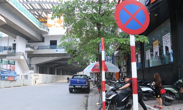 Hà Nội: Vỉa hè, lòng đường lại chật cứng "xế hộp" biển xanh, biển trắng - 5 Ô tô dừng đỗ dưới lòng đường bất chấp biển cấm
