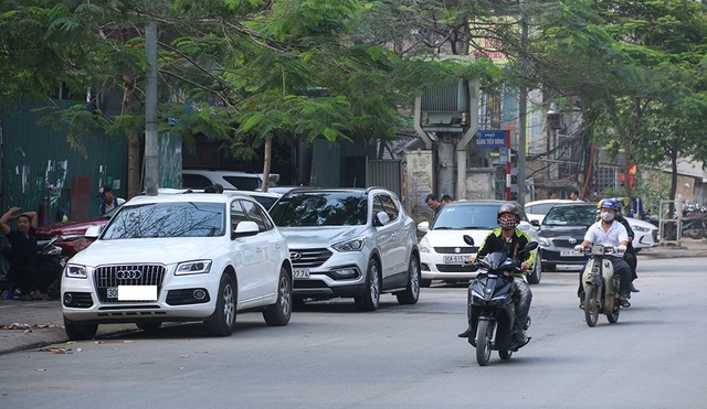 Hà Nội: Vỉa hè, lòng đường lại chật cứng "xế hộp" biển xanh, biển trắng - 3 Việc vi phạm đỗ xe dưới lòng đường diễn ra một cách ngang nhiên và thường xuyên trên những tuyến phố này. Nơi vi phạm nhiều nhất là tiệm rửa xe, quán cà phê...