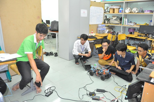 Xây dựng giấc mơ xe không người lái tại Việt Nam - 1
Sinh viên đại học Bách Khoa TPHCM đang thử nghiệm điều khiển xe không người lái.