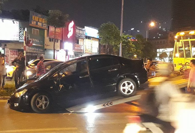 Hà Nội: Đâm đổ cột điện, ô tô "phơi bụng" giữa đường - 5 Đến 19h30 cùng ngày, hiện trường vụ tai nạn đã được giải phóng (Ảnh: Nguyễn Dương).
