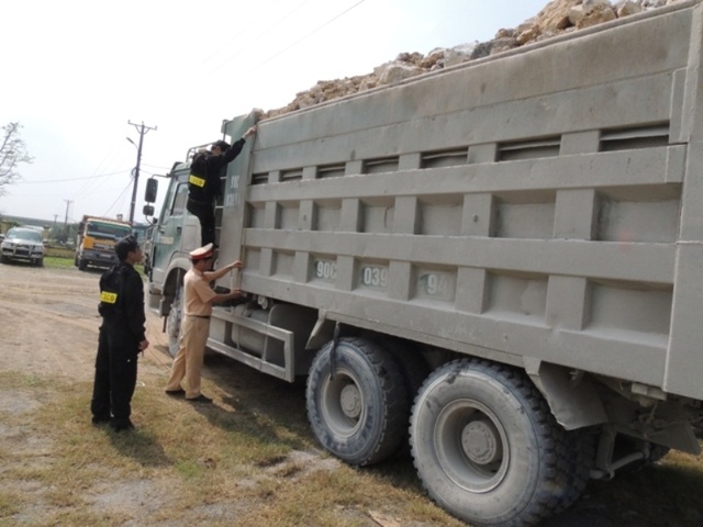 
Lực lượng chức năng kiểm tra chiếc xe tải chở quá khổ, quá tải (ảnh: Công an Hà Nam)
