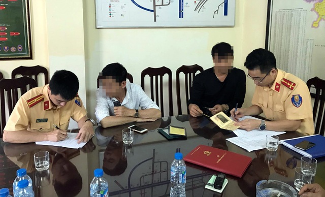 4 tài xế xe rác đi vào làn buýt nhanh trình diện nhận phạt - 3 Các tài xế làm việc với Đội CSGT số 7.
