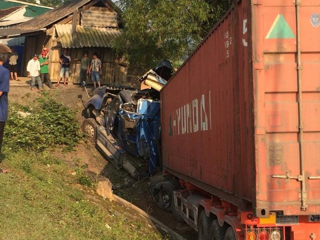 Tránh nhóm học sinh, xe container lao sát vách nhà dân - 2 Tránh nhóm học sinh, xe container lao sát vách nhà dân - 2