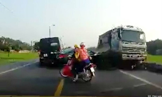 Lái xe tải đâm chết 2 người đi xe máy đã trình diện công an - 1 Hiện trường vụ tai nạn (Ảnh cắt từ clip).